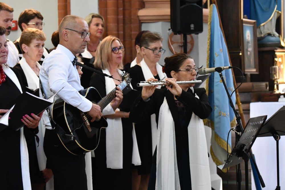 koncert pieśni kościelnej chórzyści w kościele