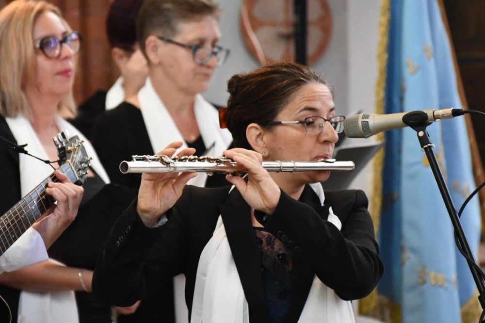 koncert pieśni kościelnej chórzyści w kościele