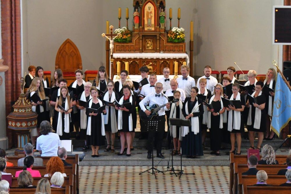 koncert pieśni kościelnej chórzyści w kościele