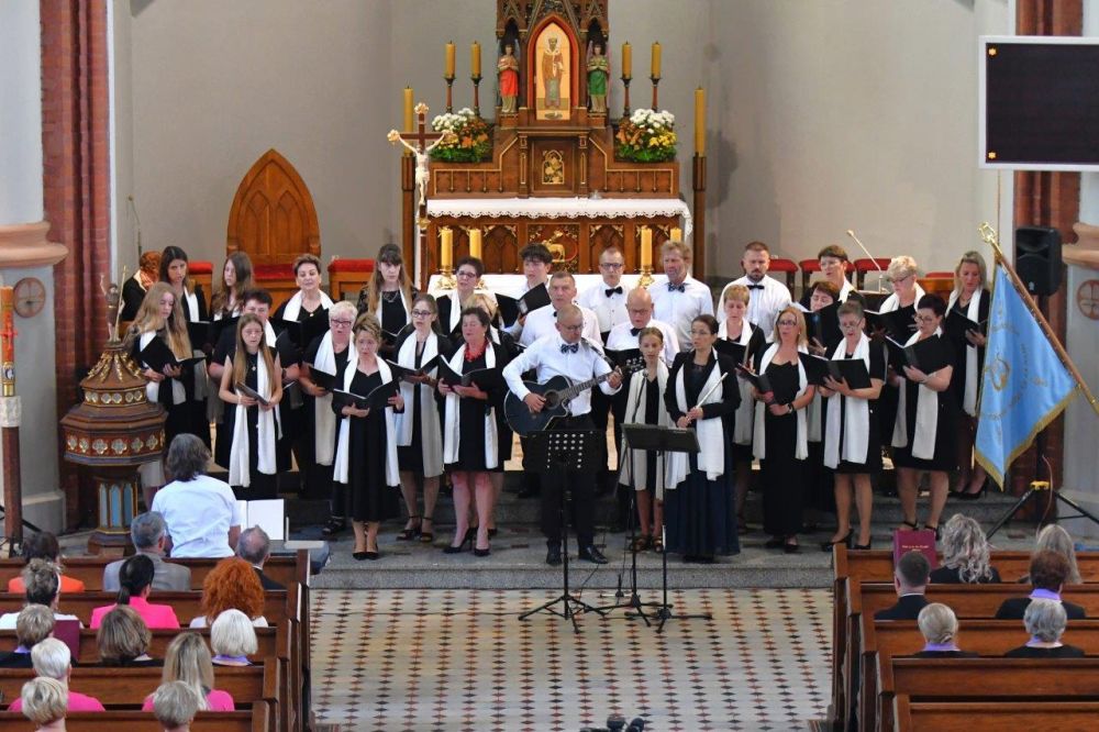koncert pieśni kościelnej chórzyści w kościele