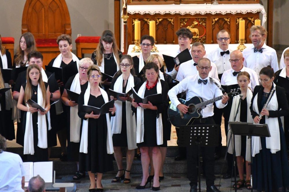 koncert pieśni kościelnej chórzyści w kościele