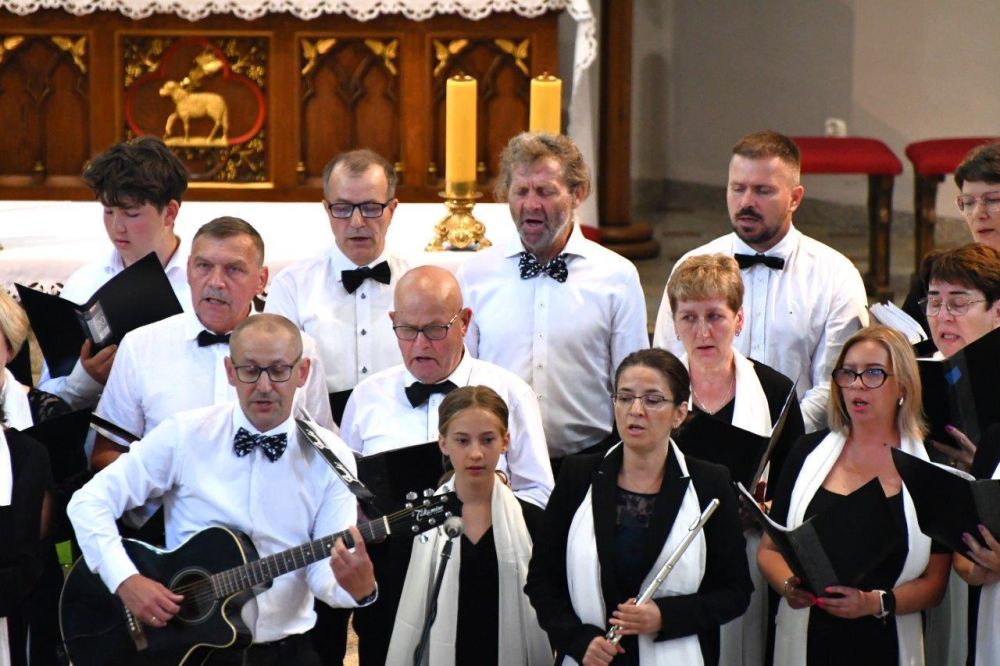 koncert pieśni kościelnej chórzyści w kościele