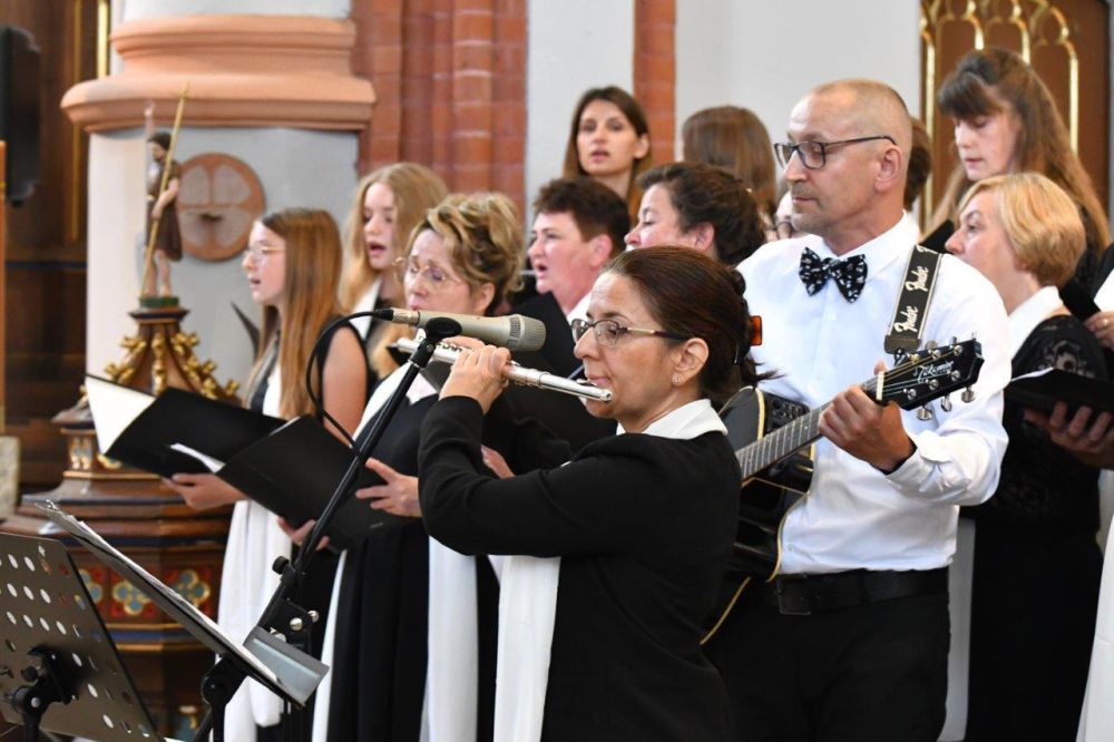 koncert pieśni kościelnej chórzyści w kościele