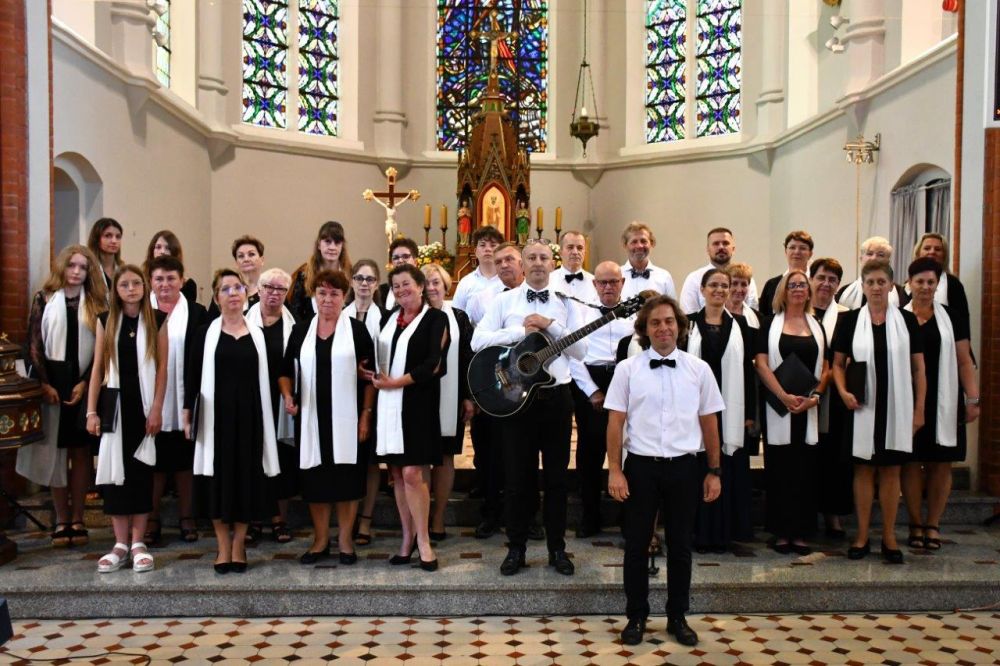koncert pieśni kościelnej chórzyści w kościele