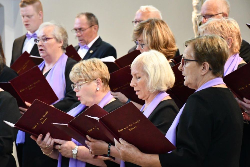 koncert pieśni kościelnej chórzyści w kościele