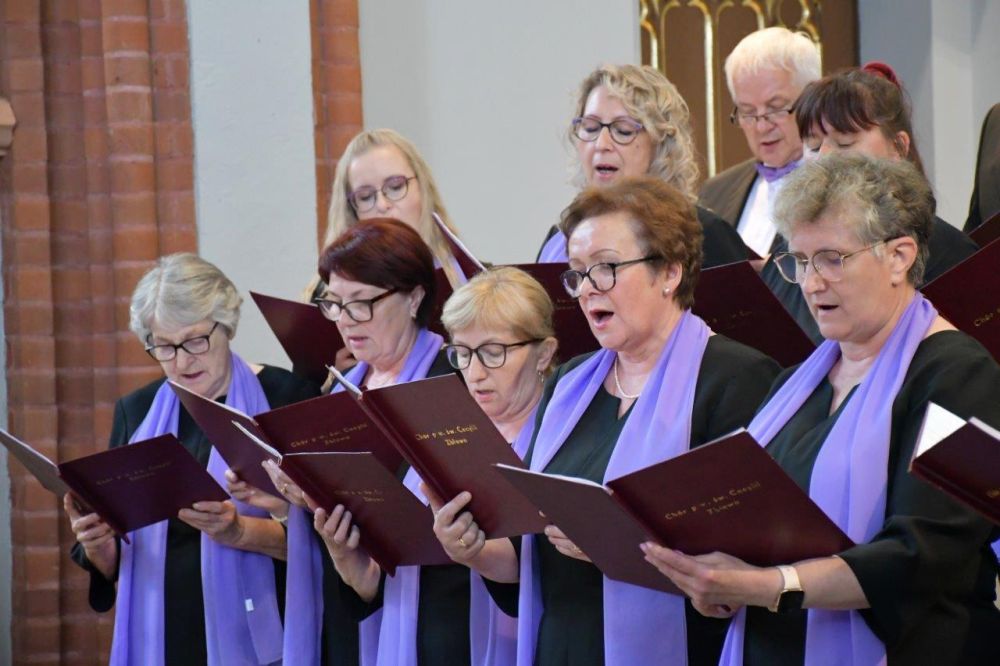 koncert pieśni kościelnej chórzyści w kościele