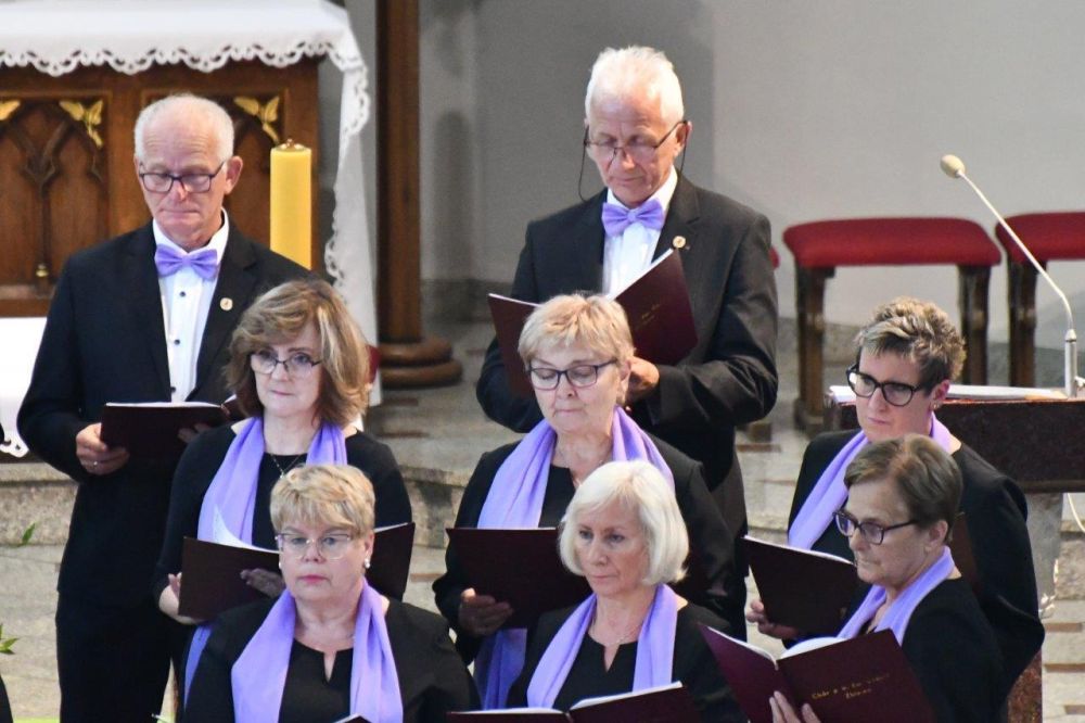 koncert pieśni kościelnej chórzyści w kościele