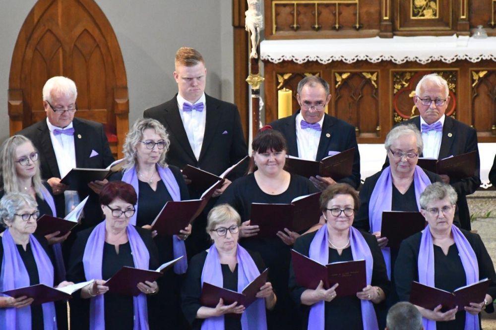 koncert pieśni kościelnej chórzyści w kościele