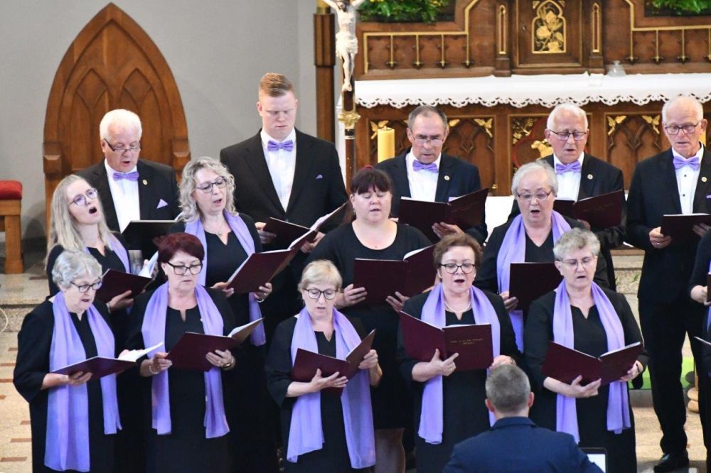 koncert pieśni kościelnej chórzyści w kościele