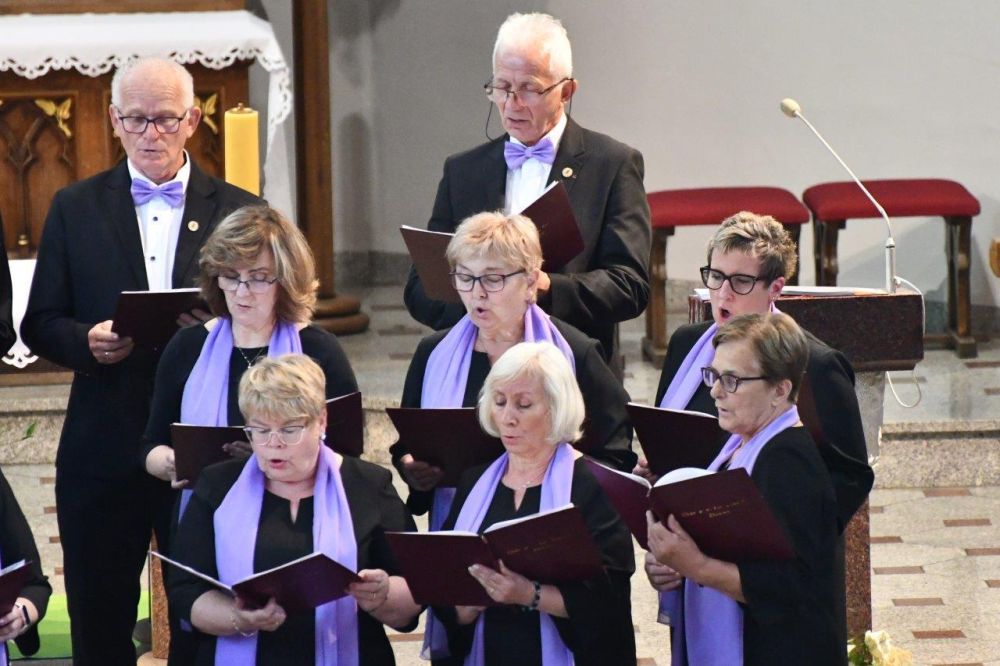 koncert pieśni kościelnej chórzyści w kościele