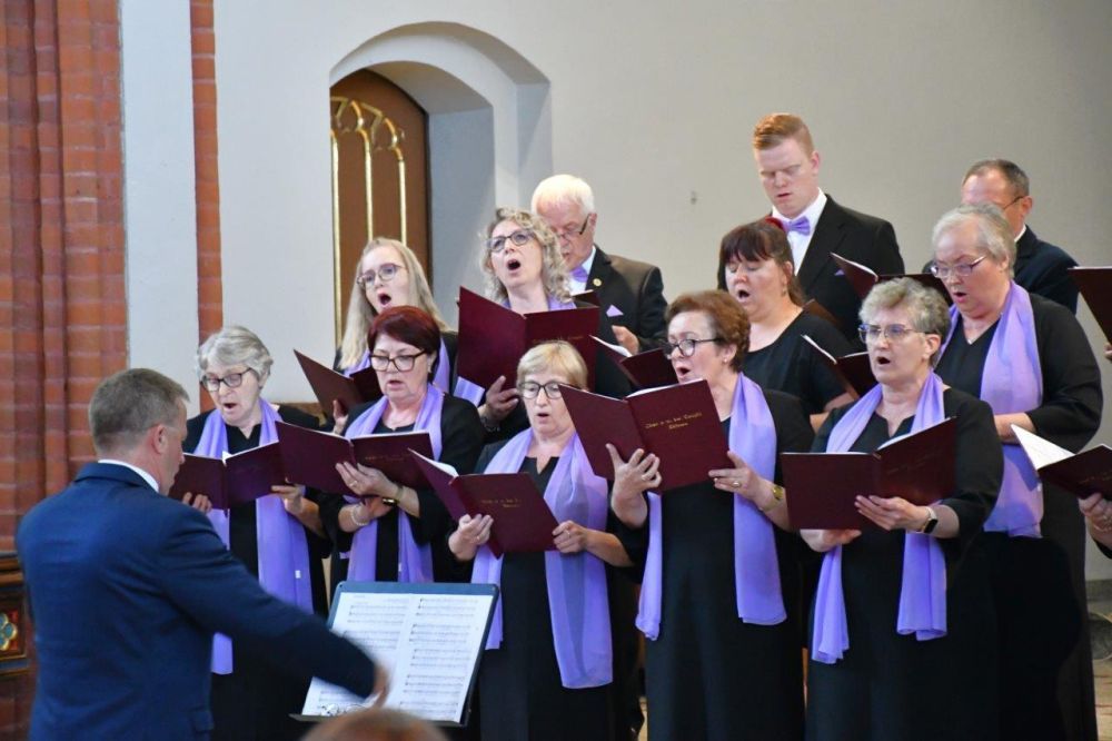 koncert pieśni kościelnej chórzyści w kościele