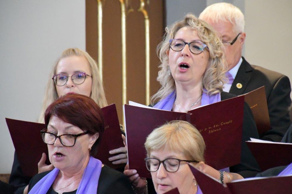 koncert pieśni kościelnej chórzyści w kościele
