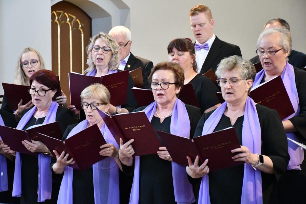 koncert pieśni kościelnej chórzyści w kościele