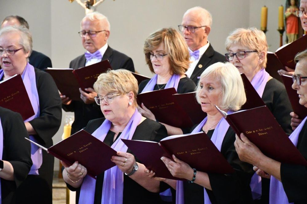 koncert pieśni kościelnej chórzyści w kościele
