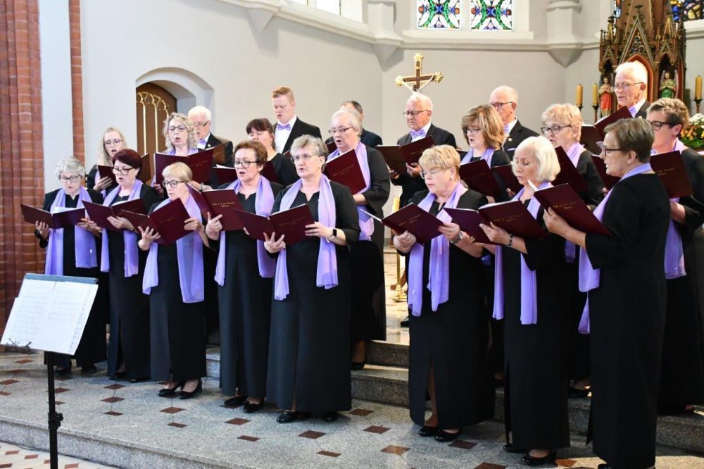 koncert pieśni kościelnej chórzyści w kościele