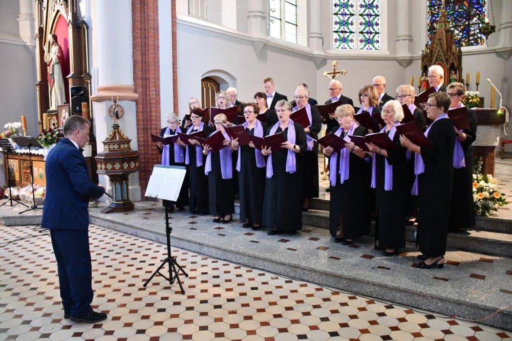 koncert pieśni kościelnej chórzyści w kościele