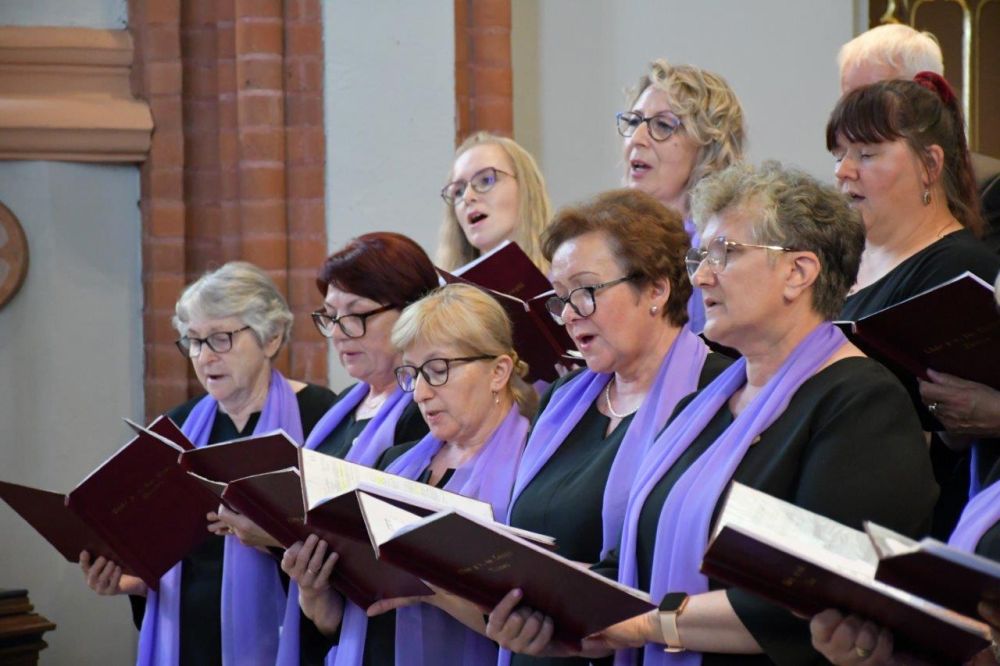 koncert pieśni kościelnej chórzyści w kościele