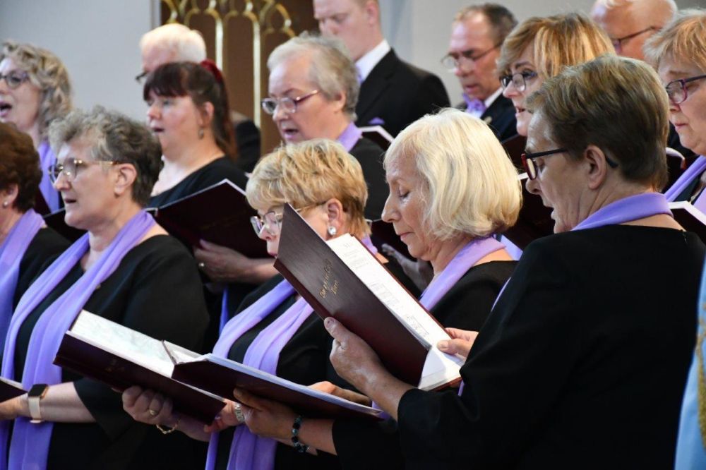 koncert pieśni kościelnej chórzyści w kościele