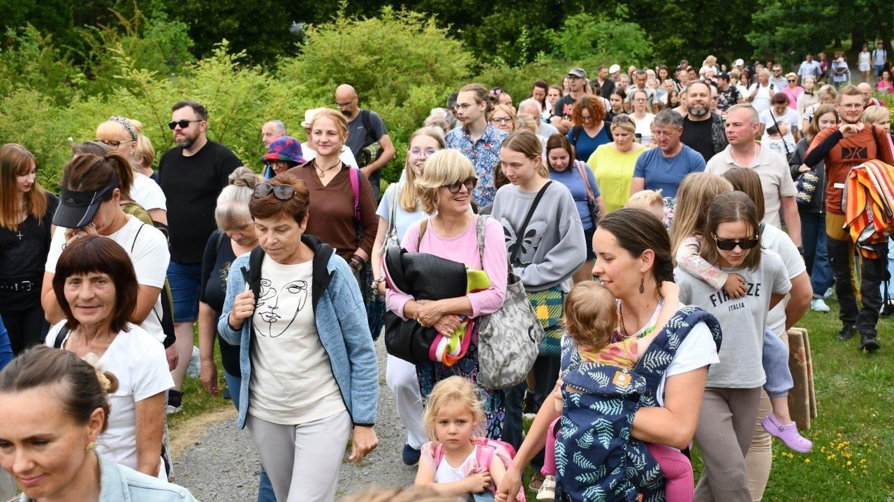 spacer z opowieściami w lesie