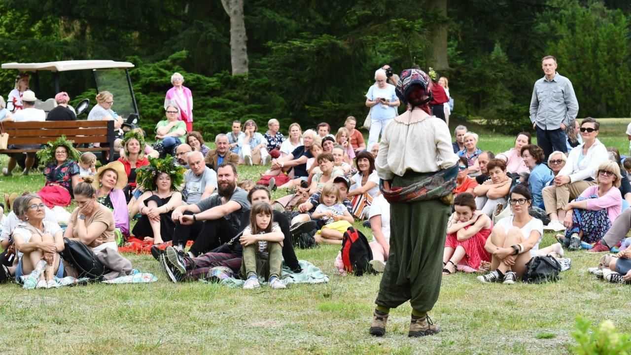 spacer z opowieściami w lesie