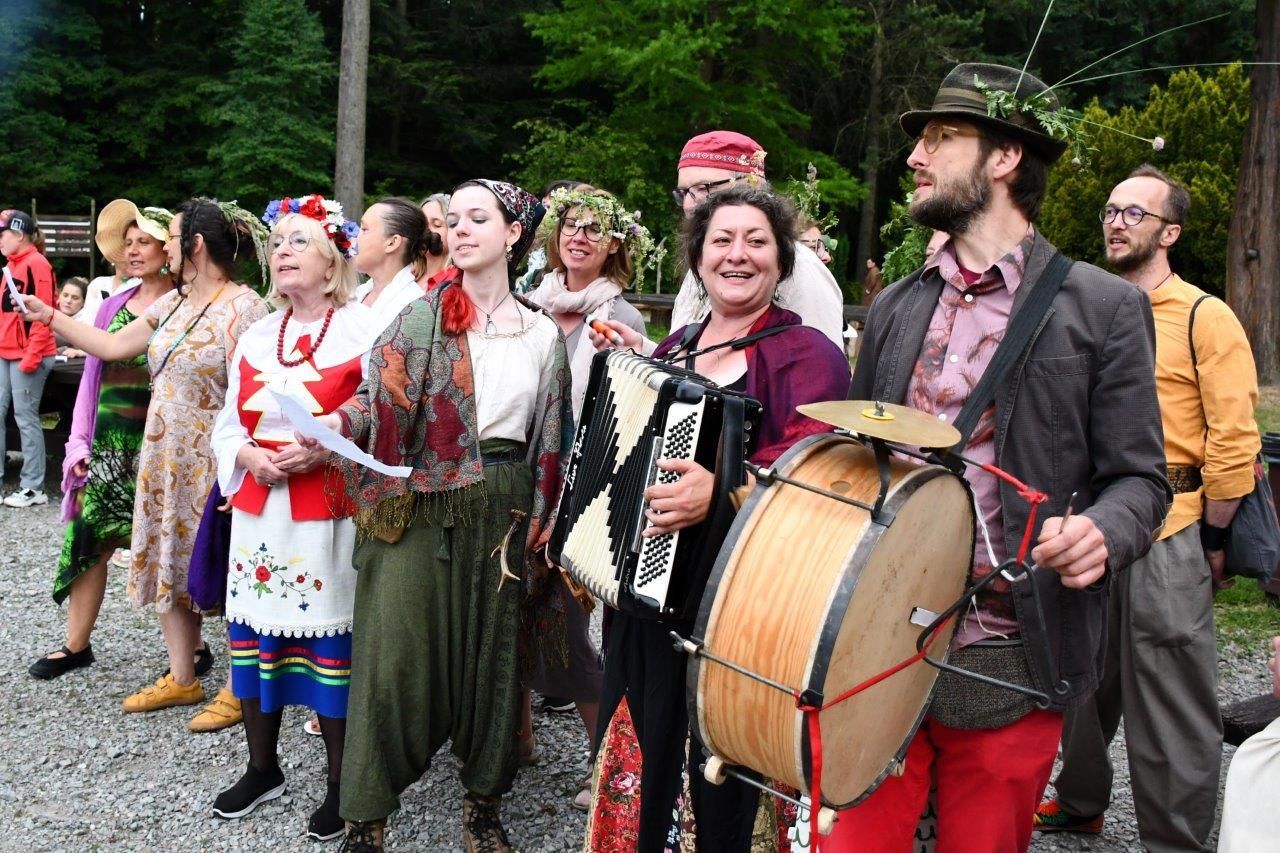 spacer z opowieściami ludzie wędrujacy przez arboretum