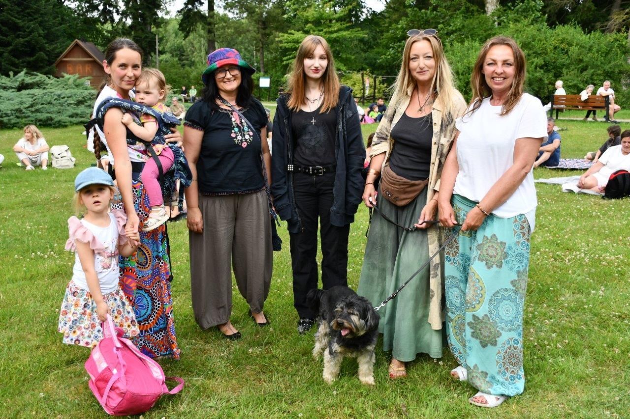 spacer z opowieściami ludzie wędrujacy przez arboretum