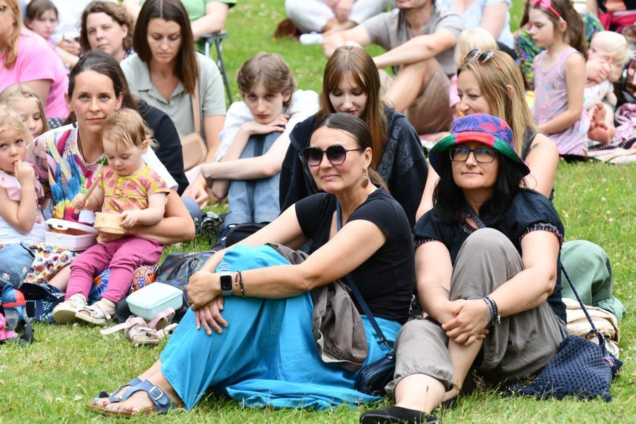 spacer z opowieściami ludzie wędrujacy przez arboretum