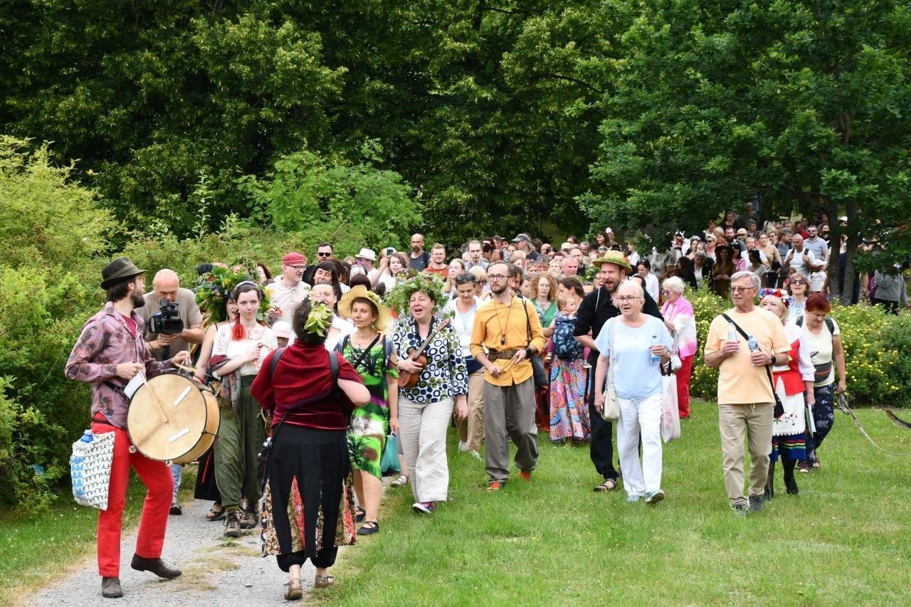 spacer z opowieściami ludzie wędrujacy przez arboretum
