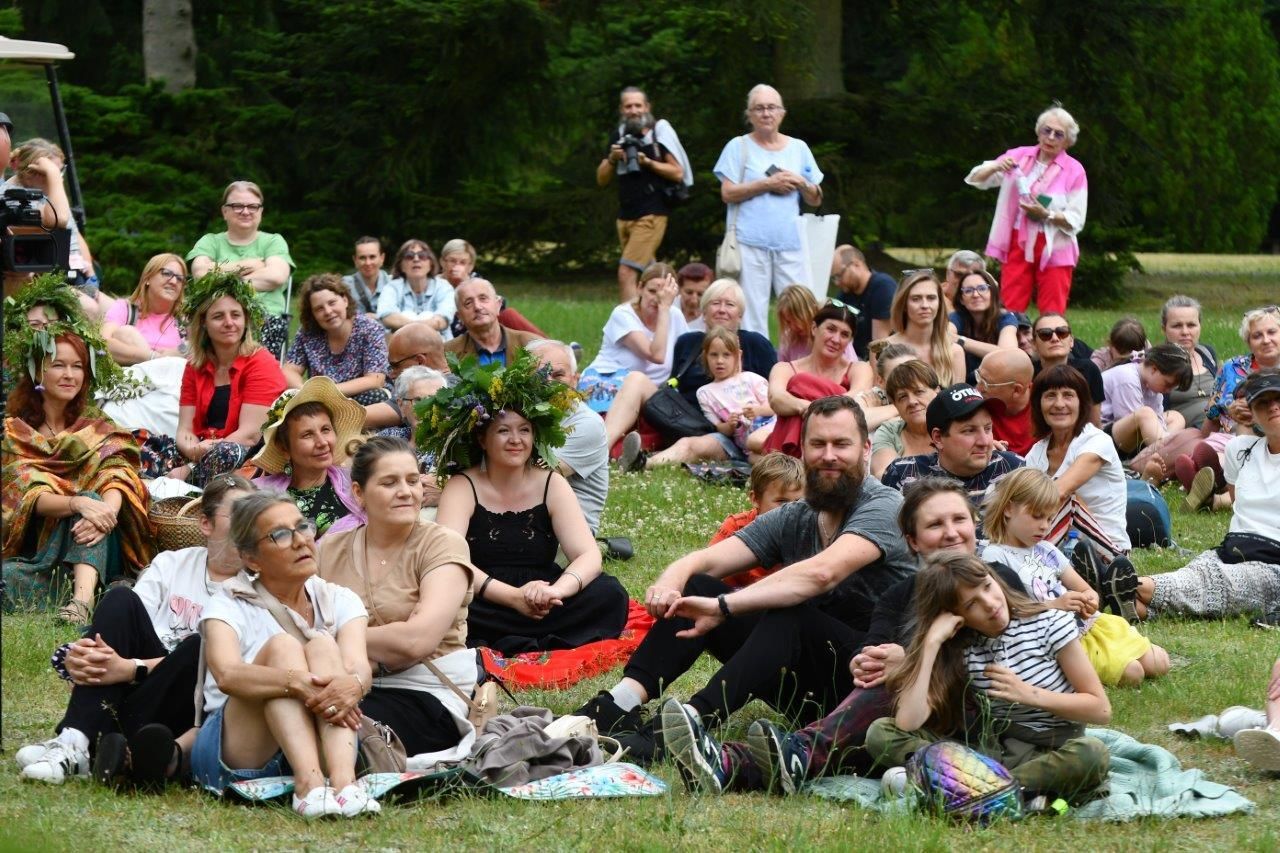 spacer z opowieściami ludzie wędrujacy przez arboretum