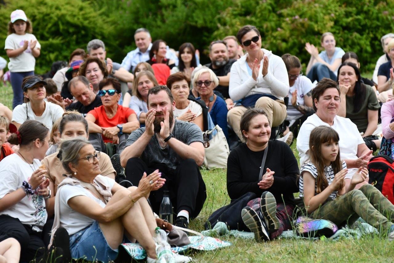 spacer z opowieściami ludzie wędrujacy przez arboretum