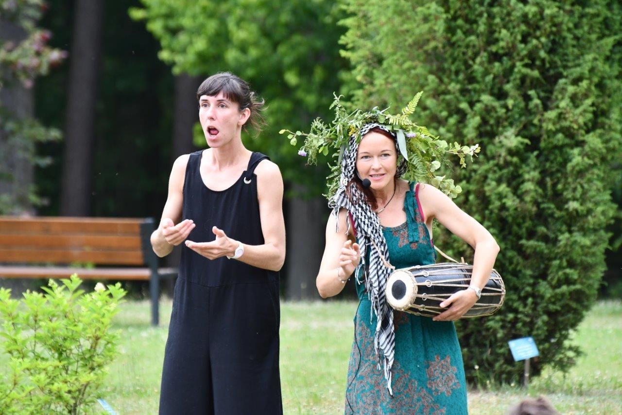 spacer z opowieściami ludzie wędrujacy przez arboretum