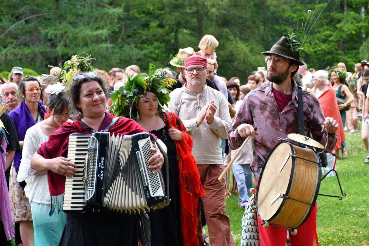 spacer z opowieściami ludzie wędrujacy przez arboretum