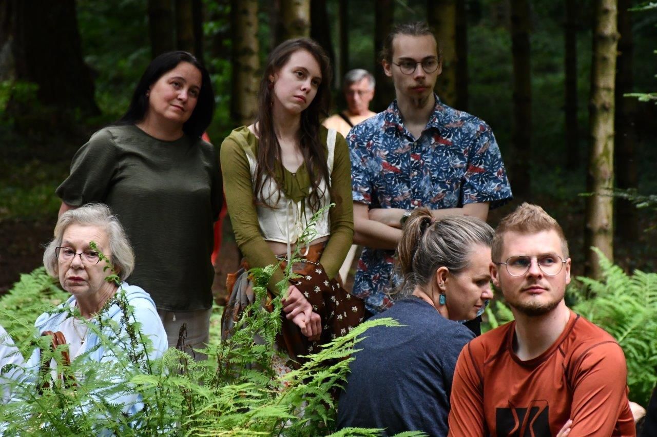 spacer z opowieściami ludzie wędrujacy przez arboretum