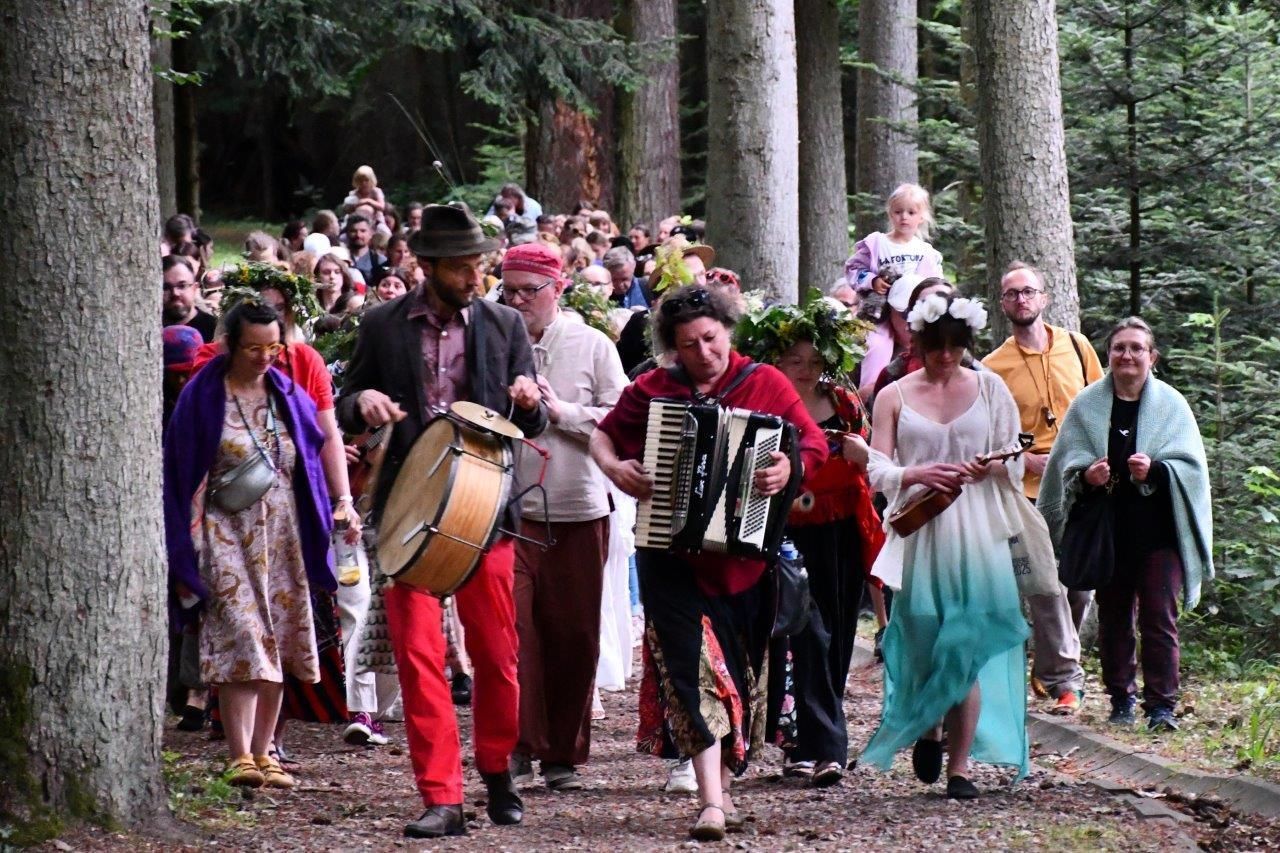 spacer z opowieściami ludzie wędrujacy przez arboretum