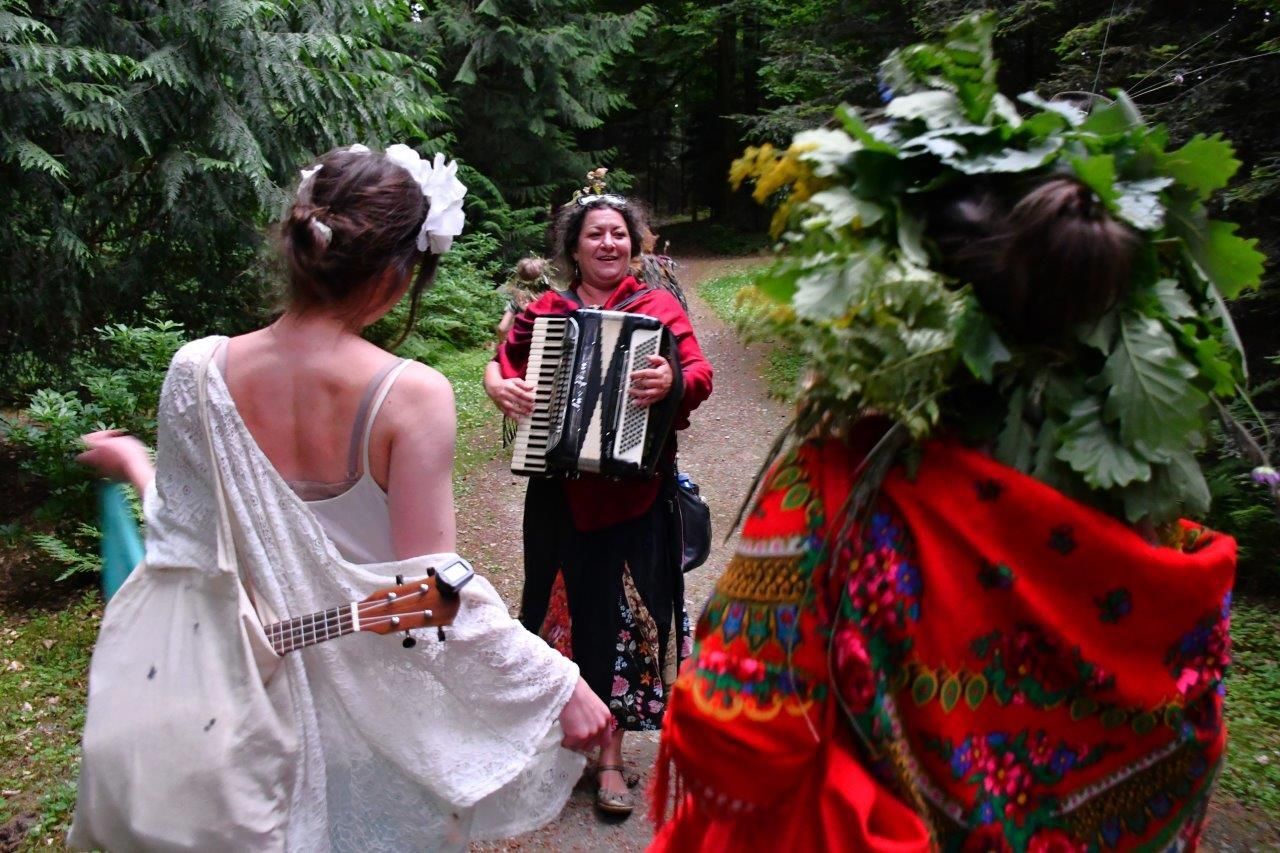 spacer z opowieściami ludzie wędrujacy przez arboretum