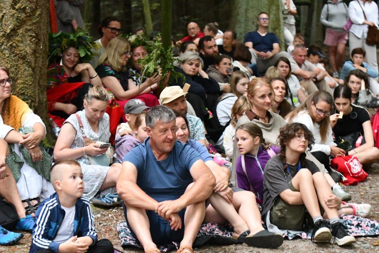 spacer z opowieściami ludzie wędrujacy przez arboretum