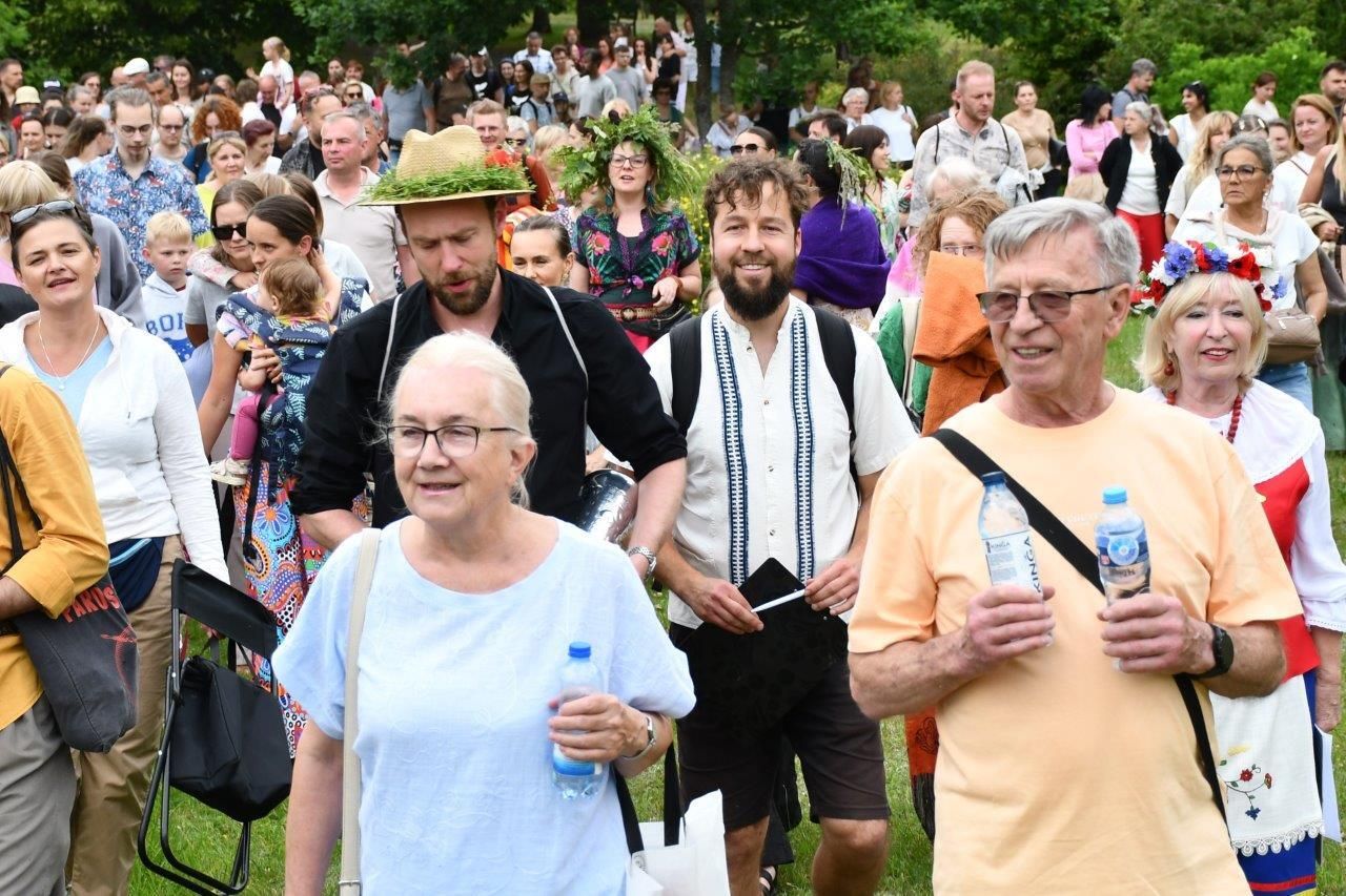 spacer z opowieściami ludzie wędrujacy przez arboretum