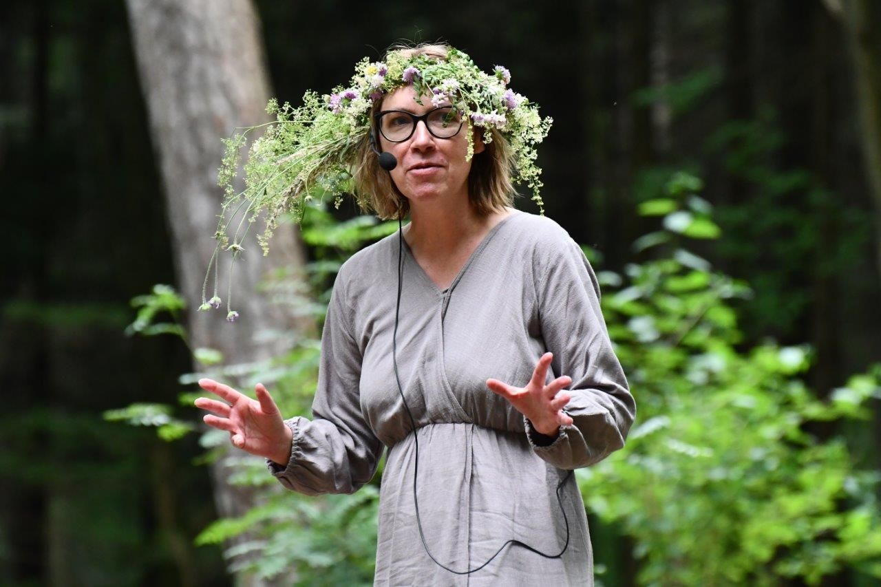 spacer z opowieściami ludzie wędrujacy przez arboretum