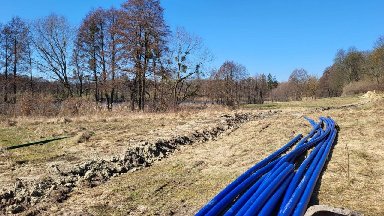 uporządkowanie gospodarki wodno-ściekowej nad jeziorem borzechowskim wielkim w radziejewie, logotypy unijne UE i PROW