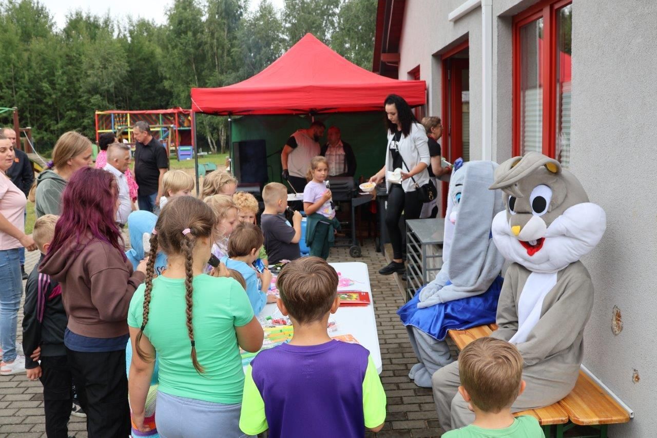ludzie bawiący się na festynie w białachowie