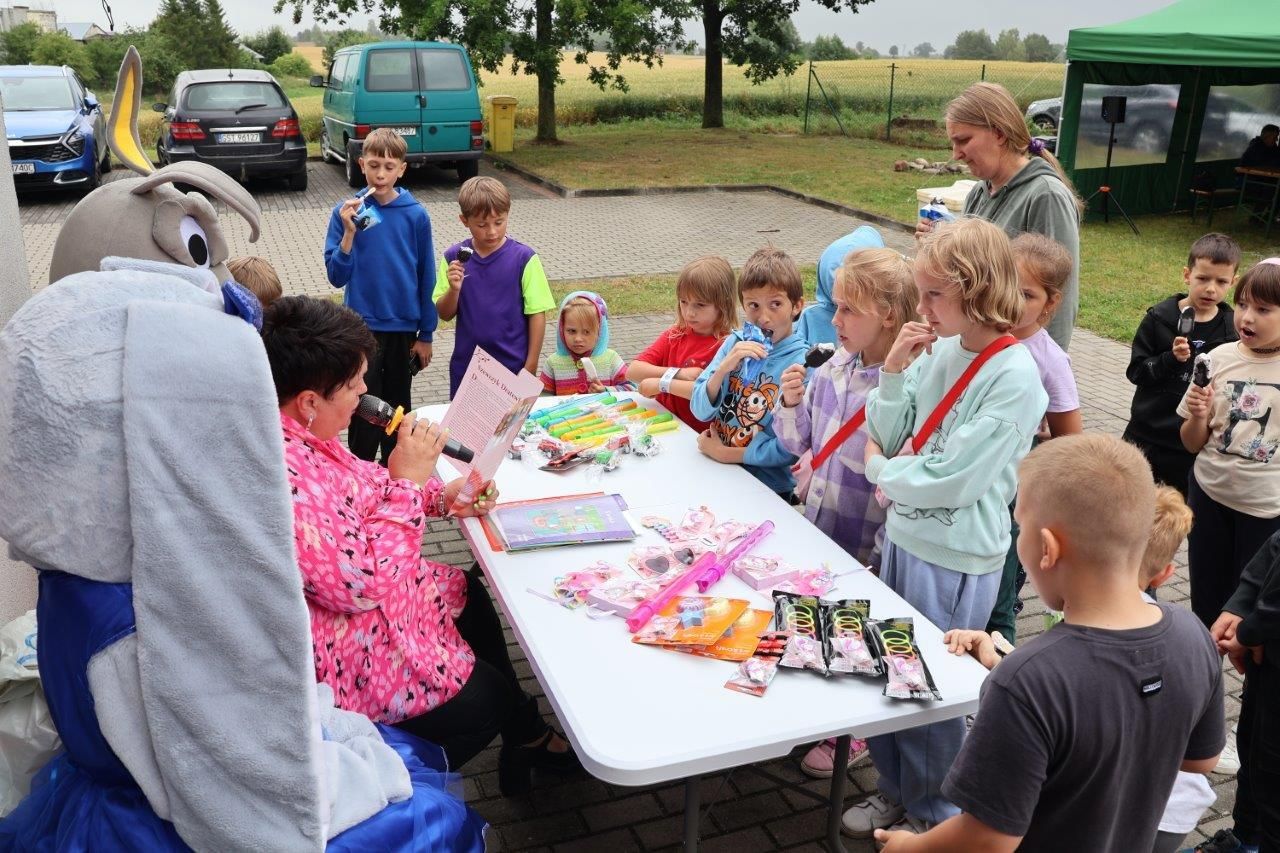 ludzie bawiący się na festynie w białachowie