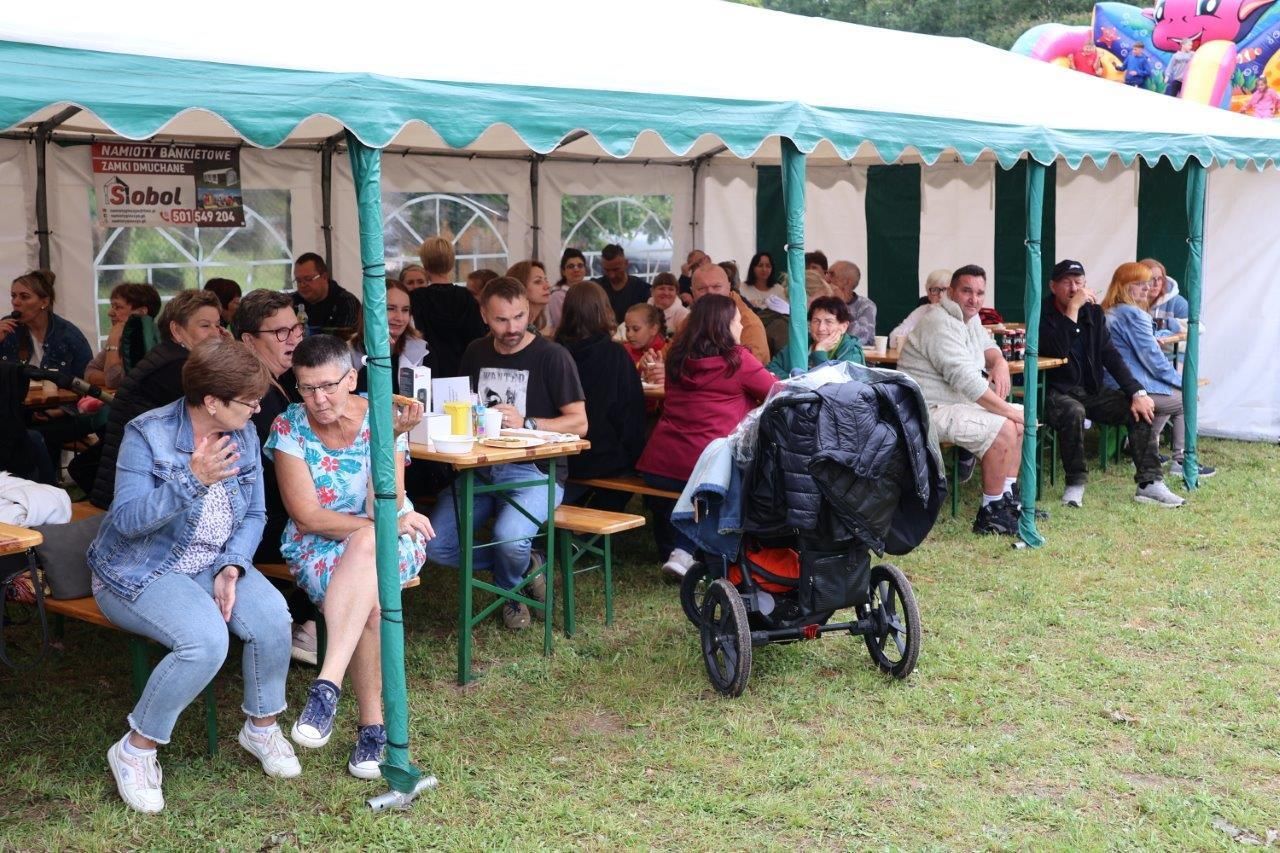 ludzie bawiący się na festynie w białachowie
