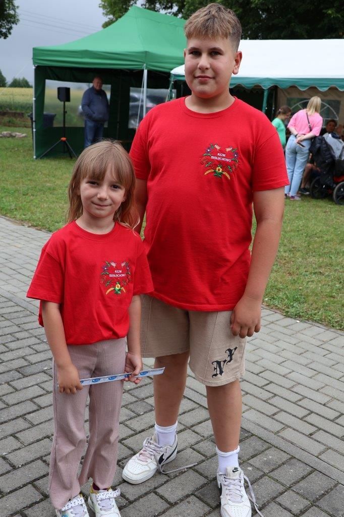 ludzie bawiący sie na festynie w białachowie