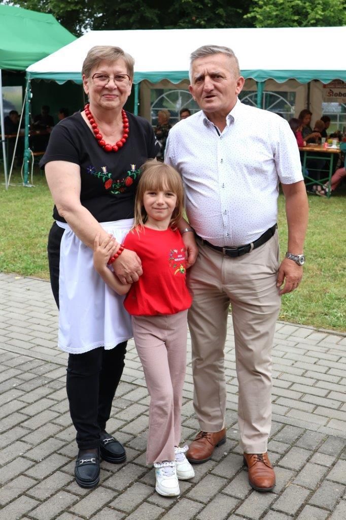 ludzie bawiący sie na festynie w białachowie