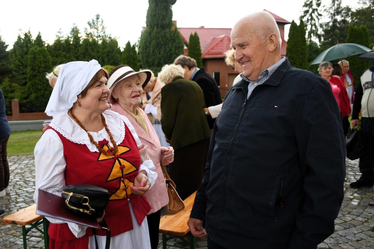 uroczystość w Pinczynie pod kościołem
