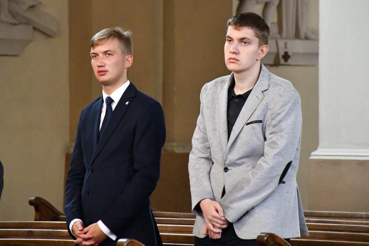 uroczystość w Pinczynie pod kościołem