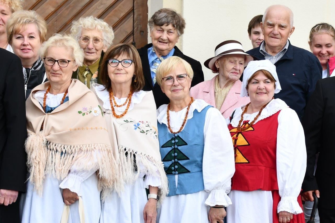 uroczystość w Pinczynie pod kościołem