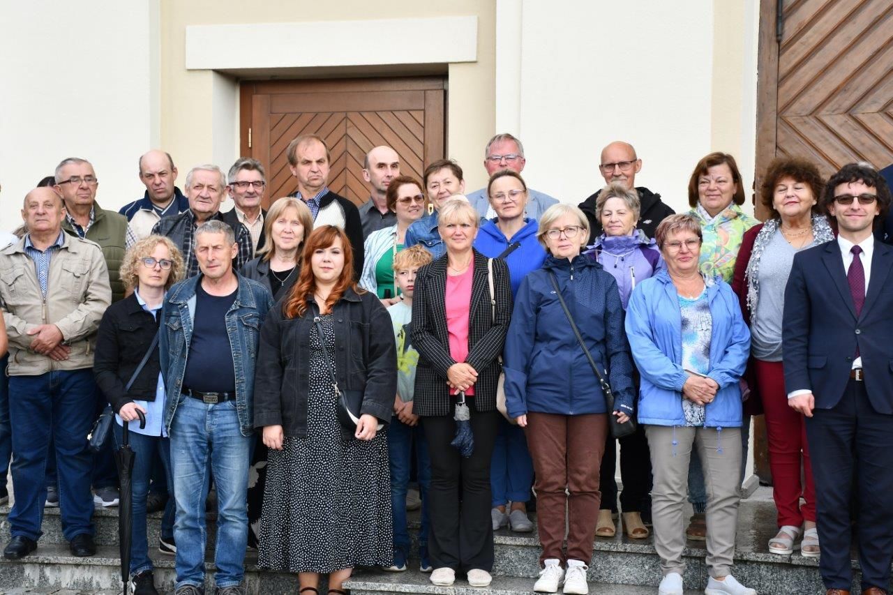 uroczystość w Pinczynie pod kościołem