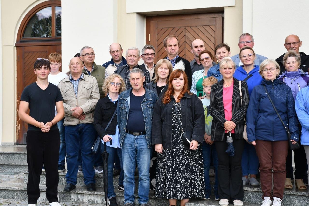 uroczystość w Pinczynie pod kościołem