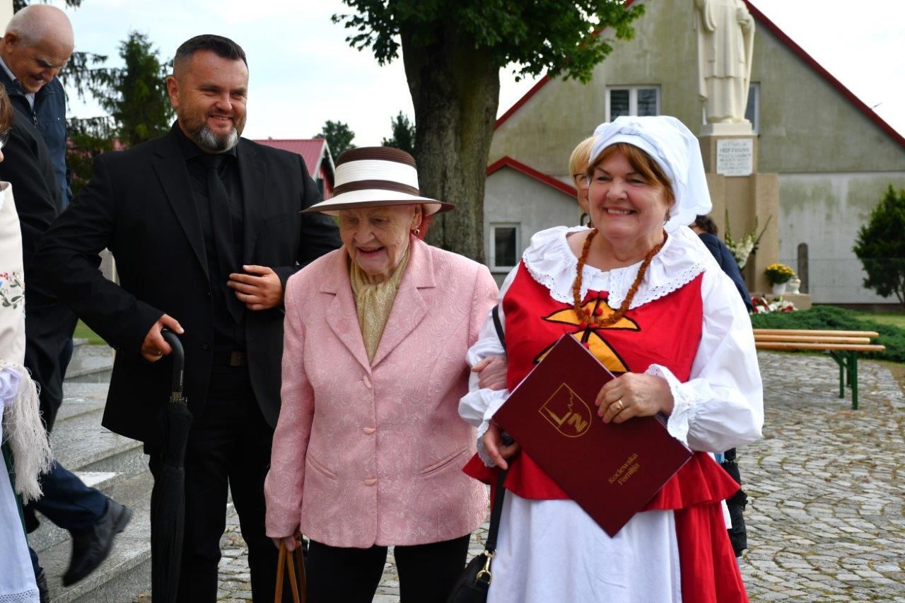 uroczystość w Pinczynie pod kościołem